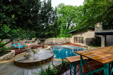 Imagen de piscina retro de tamaño medio redondeada en patio trasero