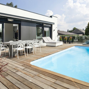 Mittelgroßer Moderner Pool hinter dem Haus in individueller Form mit Dielen in Dortmund