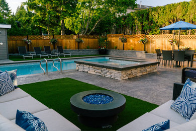 Ejemplo de piscinas y jacuzzis alargados contemporáneos de tamaño medio rectangulares en patio trasero con suelo de hormigón estampado