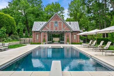 Diseño de casa de la piscina y piscina tradicional grande rectangular en patio trasero
