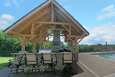 Geräumiges Modernes Poolhaus hinter dem Haus in rechteckiger Form mit Betonplatten in Sonstige