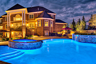 Foto de casa de la piscina y piscina a medida en patio trasero con adoquines de hormigón