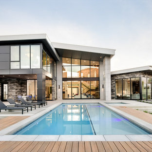 Immagine di una piscina chic rettangolare dietro casa con una vasca idromassaggio e pedane