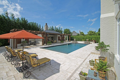 Modelo de casa de la piscina y piscina alargada clásica renovada grande rectangular en patio trasero con adoquines de piedra natural