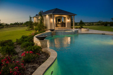 Inspiration för en stor anpassad pool på baksidan av huset, med en fontän