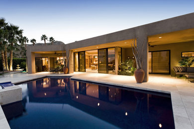 Diseño de piscinas y jacuzzis modernos de tamaño medio a medida en patio trasero con adoquines de hormigón
