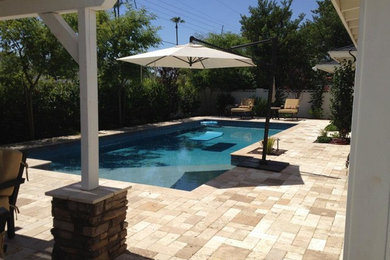 Diseño de casa de la piscina y piscina de tamaño medio rectangular en patio trasero con adoquines de ladrillo