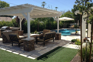 Ejemplo de casa de la piscina y piscina alargada de tamaño medio rectangular en patio trasero con adoquines de ladrillo