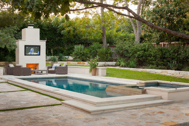 Diseño de piscinas y jacuzzis alargados tradicionales de tamaño medio rectangulares en patio trasero con adoquines de piedra natural