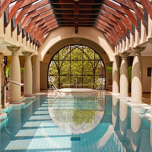 Imagen de piscinas y jacuzzis naturales, mediterráneos, grandes, interiores y a medida, con suelo de baldosas