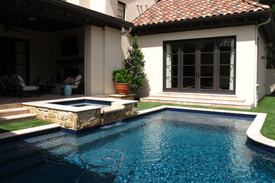 Diseño de piscinas y jacuzzis mediterráneos de tamaño medio en forma de L en patio trasero