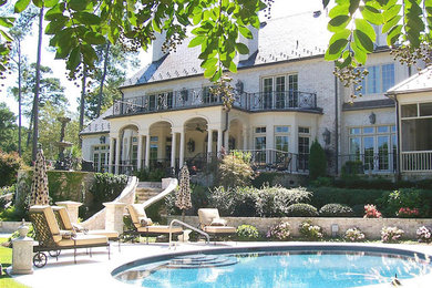 Foto di una piscina classica personalizzata di medie dimensioni e dietro casa con pavimentazioni in pietra naturale