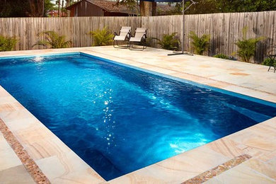 Diseño de piscina moderna rectangular en patio trasero