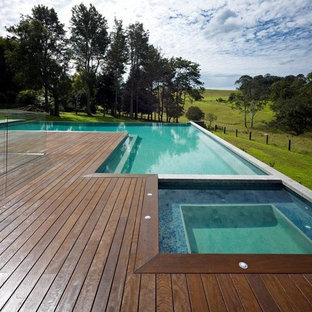 Ispirazione per una piscina contemporanea a "L" dietro casa con pedane