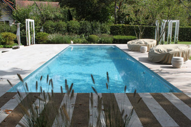 Großer Country Pool neben dem Haus in rechteckiger Form mit Natursteinplatten in Frankfurt am Main