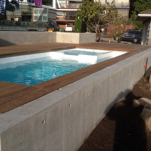 Kleiner Moderner Pool hinter dem Haus in rechteckiger Form mit Dielen in Vancouver