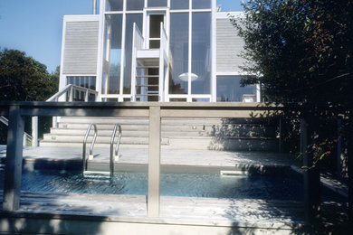Imagen de piscina alargada vintage de tamaño medio rectangular en patio trasero con entablado