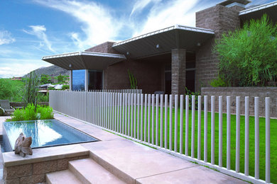 Imagen de piscinas y jacuzzis infinitos contemporáneos grandes a medida en patio trasero con losas de hormigón
