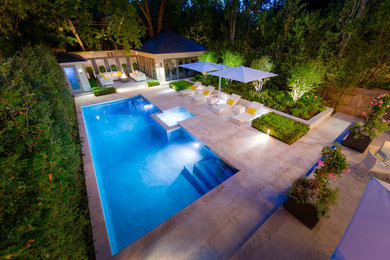 Ispirazione per una piscina tradizionale rettangolare di medie dimensioni e dietro casa con pavimentazioni in pietra naturale