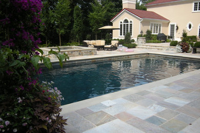 Пример оригинального дизайна: спортивный, прямоугольный бассейн среднего размера на заднем дворе в современном стиле с джакузи и покрытием из каменной брусчатки