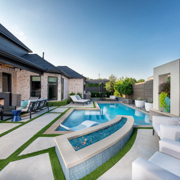 Frisco - The Lakes: Modern Swimming Pool + Outdoor Kitchen