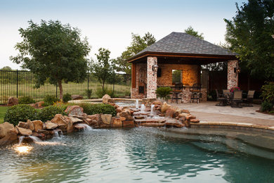 Imagen de piscina rural de tamaño medio en patio trasero con adoquines de hormigón