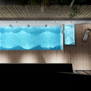 Ispirazione per una piccola piscina moderna dietro casa con pedane