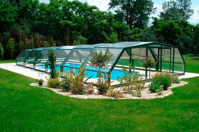 Diseño de casa de la piscina y piscina alargada de tamaño medio en patio trasero