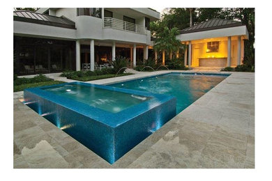 Diseño de piscina con fuente rectangular en patio trasero
