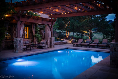 Свежая идея для дизайна: большой прямоугольный бассейн на заднем дворе в стиле рустика с домиком у бассейна и покрытием из каменной брусчатки - отличное фото интерьера