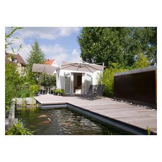 Gartenteich und Sonnedeck aus Massivholz Contemporary Pool Other