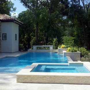 Ejemplo de piscinas y jacuzzis infinitos, actuales, de tamaño medio, a medida, en patio trasero, con adoquines de piedra natural