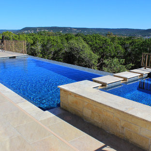 Ejemplo de piscinas y jacuzzis infinitos, contemporáneos, de tamaño medio, a medida, en patio trasero, con suelo de baldosas