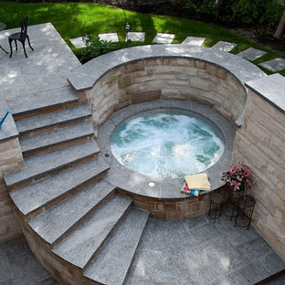 Foto de piscinas y jacuzzis contemporáneos, pequeños, redondeados, en patio trasero, con adoquines de hormigón