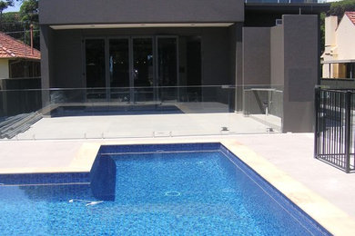 Cette photo montre une piscine moderne.