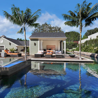 Foto di un'ampia piscina monocorsia contemporanea personalizzata dietro casa con una vasca idromassaggio e pedane