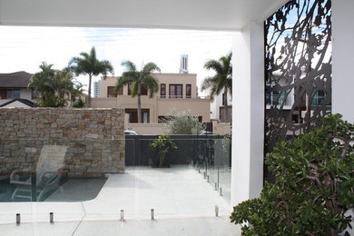Diseño de piscina costera extra grande rectangular con adoquines de piedra natural
