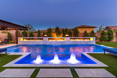Источник вдохновения для домашнего уюта: большой прямоугольный бассейн на заднем дворе в стиле модернизм