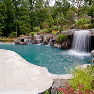 Modelo de piscina con fuente natural, exótica, con adoquines de piedra natural
