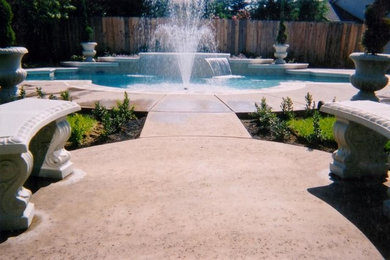 Идея дизайна: естественный бассейн среднего размера, произвольной формы на заднем дворе в средиземноморском стиле с фонтаном и покрытием из бетонных плит