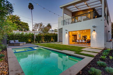 Foto de piscinas y jacuzzis elevados minimalistas de tamaño medio rectangulares en patio trasero con entablado