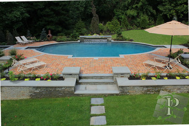 Идея дизайна: бассейн среднего размера, произвольной формы на заднем дворе в классическом стиле с джакузи и мощением клинкерной брусчаткой