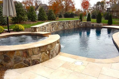 Foto de piscina con fuente clásica a medida en patio trasero con suelo de hormigón estampado