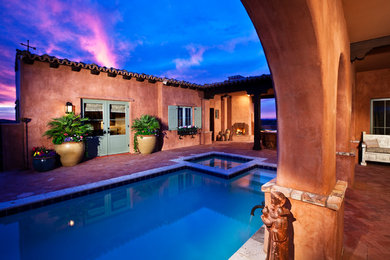 Ejemplo de piscinas y jacuzzis naturales de estilo americano de tamaño medio rectangulares en patio con adoquines de ladrillo