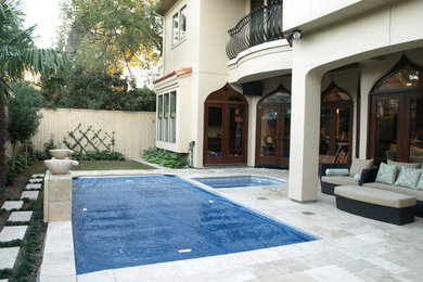 Ejemplo de piscina con fuente de estilo zen pequeña rectangular en patio trasero