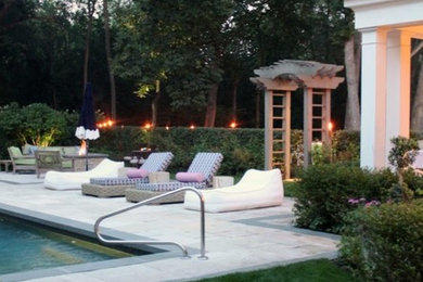 Diseño de casa de la piscina y piscina natural costera de tamaño medio rectangular en patio trasero con adoquines de piedra natural