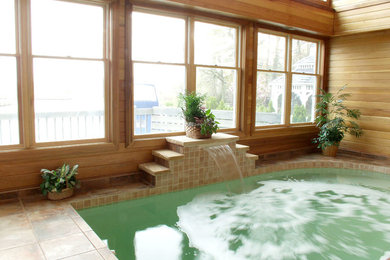 На фото: маленький спортивный, прямоугольный бассейн в доме в современном стиле с джакузи и покрытием из плитки для на участке и в саду