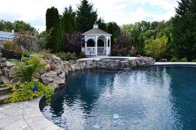 Пример оригинального дизайна: маленький спортивный, прямоугольный бассейн в доме в классическом стиле с джакузи и покрытием из плитки для на участке и в саду