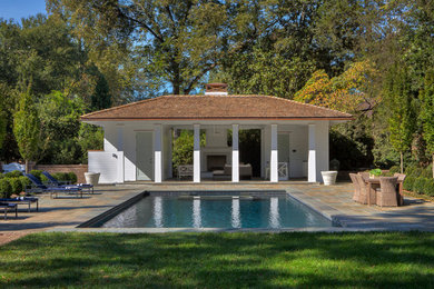 Diseño de casa de la piscina y piscina costera rectangular en patio trasero