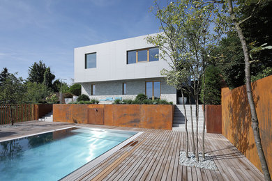 Diseño de piscina actual rectangular con entablado